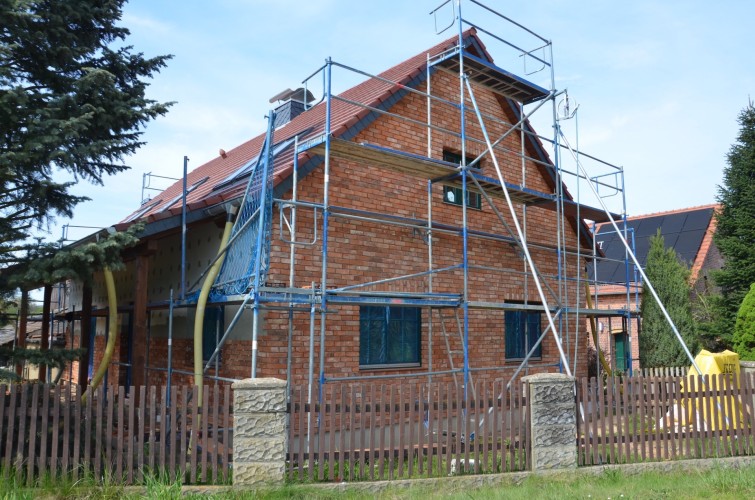 Fassadenverkleidung und Rückführung der Sichtklinker-Architektur